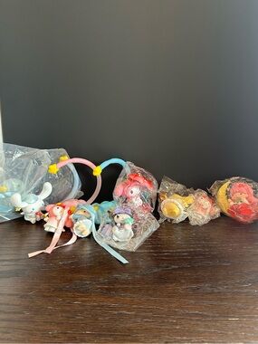 Lot of 8 assorted hello kitty & friends figures 🩷🩵💜💙